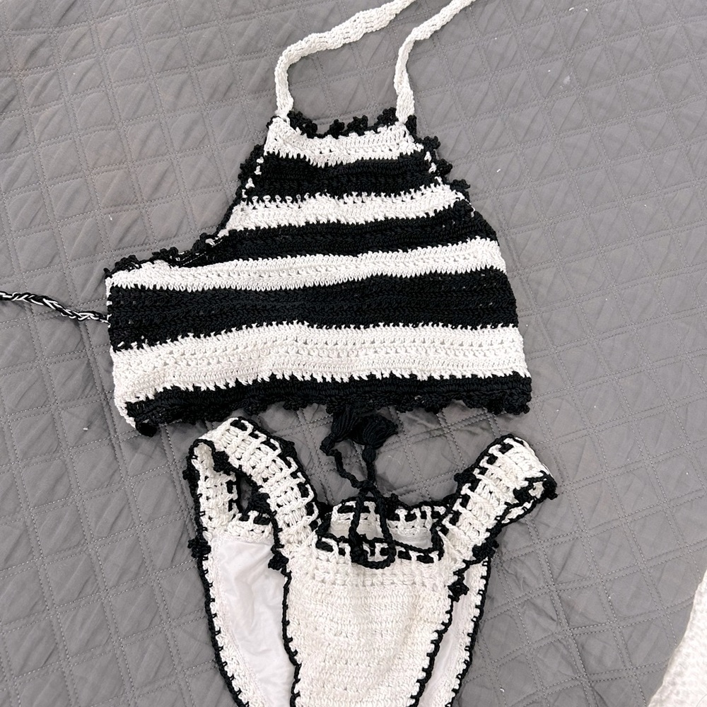 NWT PILY Q halter Bikini BATHING SUIT. Size small, black and white